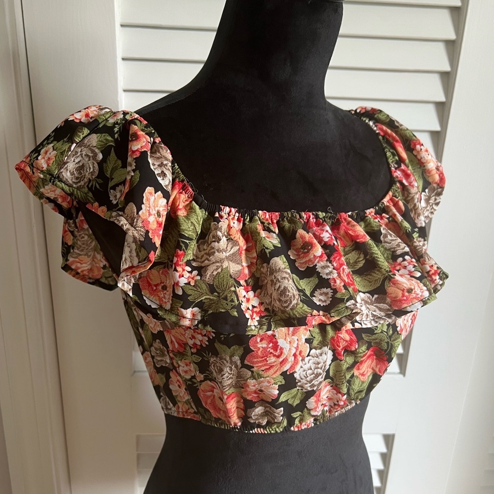 NWOT Floral Ruffle Sleeve Crop Top